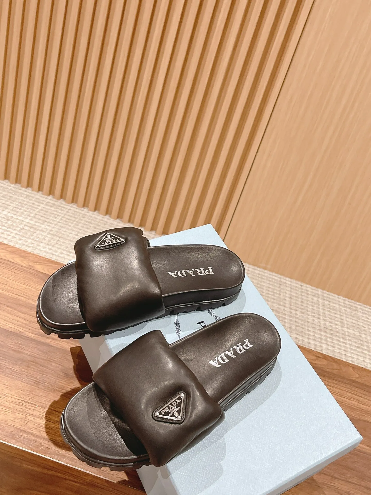 💕💕Factory direct selling price p440💕💕 💕💕Factory direct selling price pRADA Prada 2023 new bread slippers, super soft and comfortable item. Both the upper and the lining are made of sheepskin, and the entire water table is wrapped in sheepskin🐏It seems simple, but relatively expensive❕The three layers of sponge inside are exclusively customized and the sole rubber foam Not ordinary 💕💕Factory direct selling price pU foam bottom strictly follows the essence of the original version! Size：35-41M